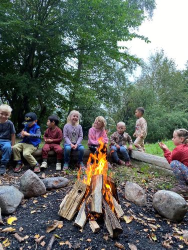 Hygge omkring bålet