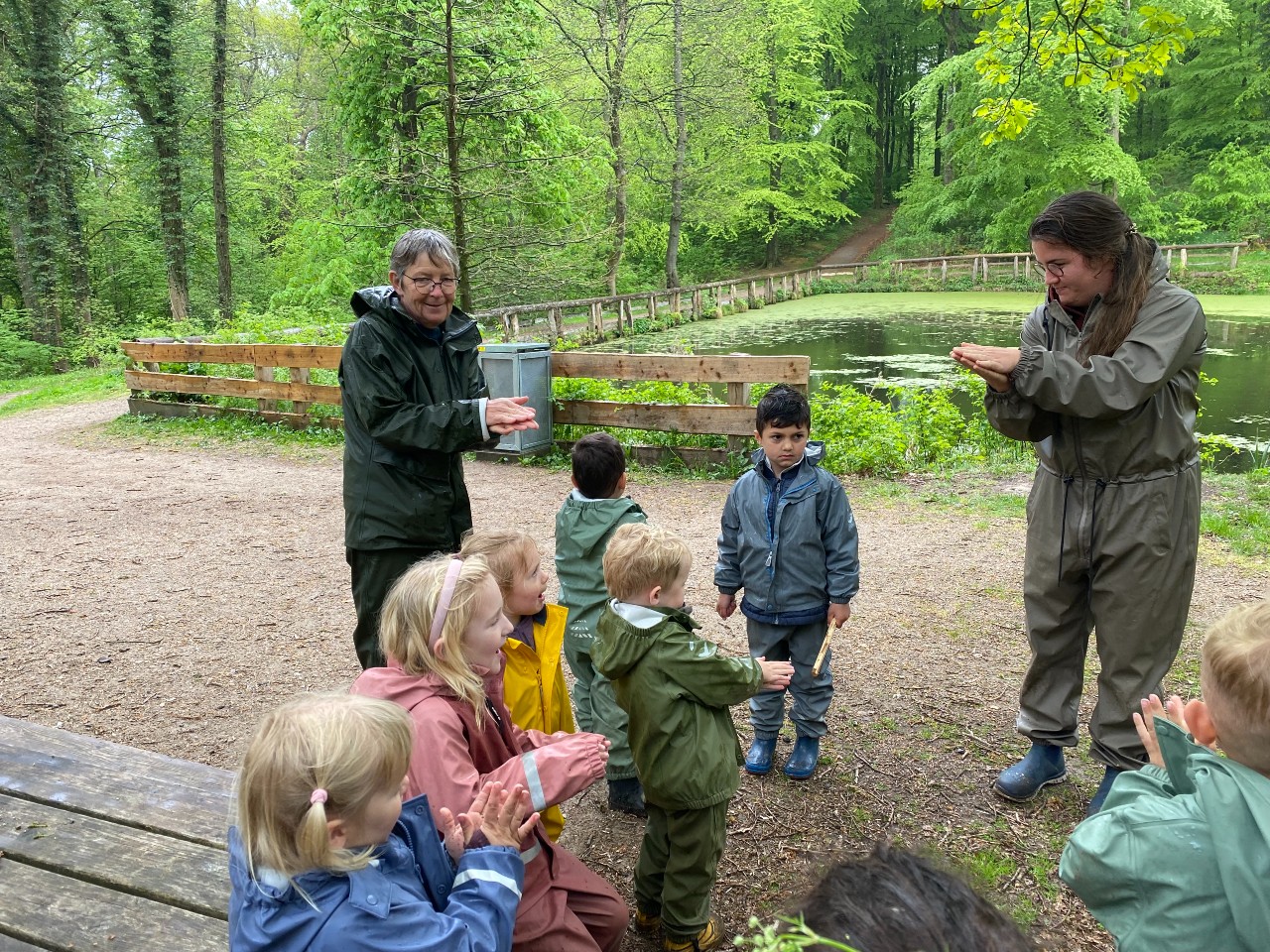 Legekunst i Skoven - børn og voksne klapper