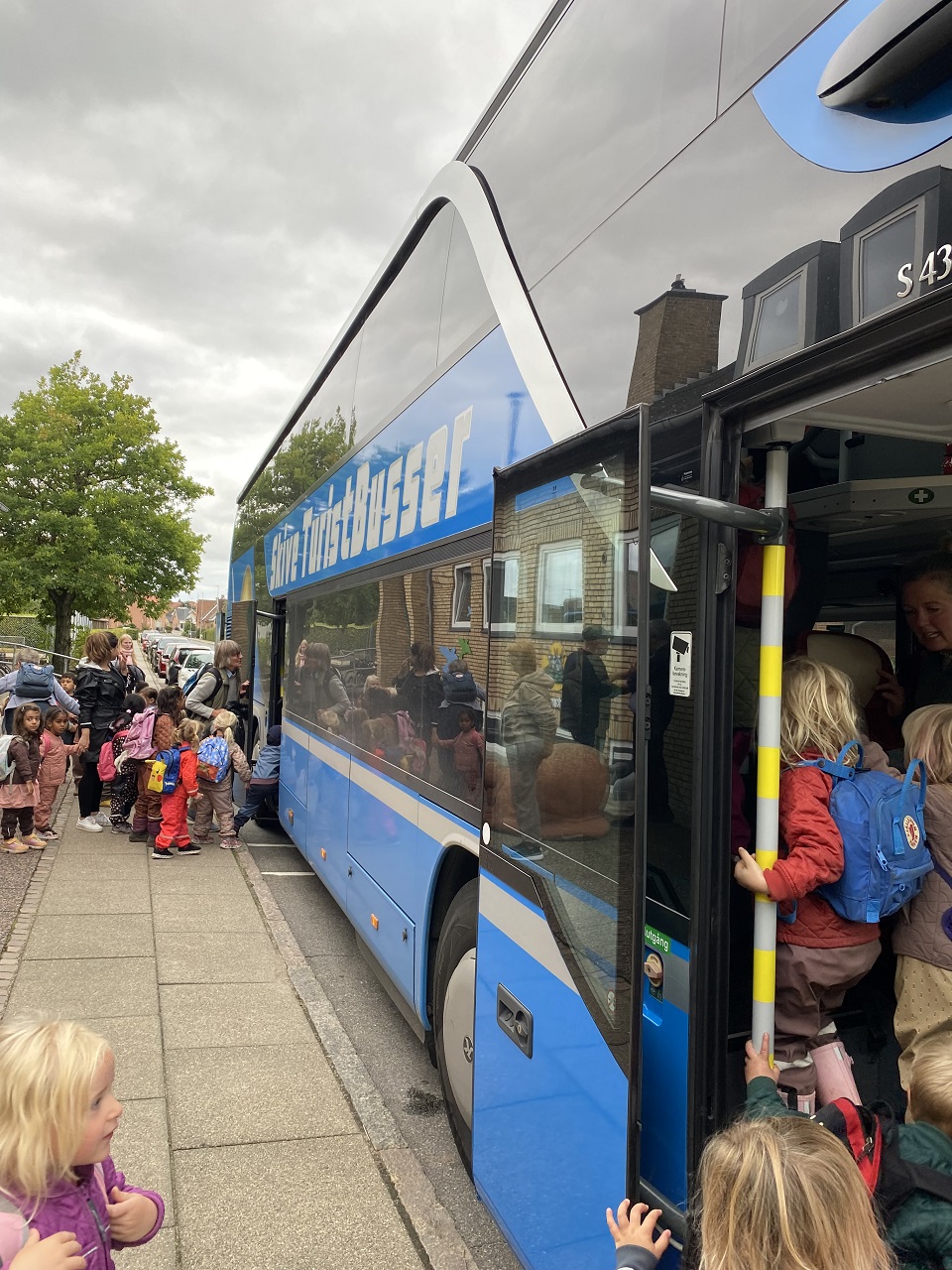 Børn går i bussen til Hjerl Hede
