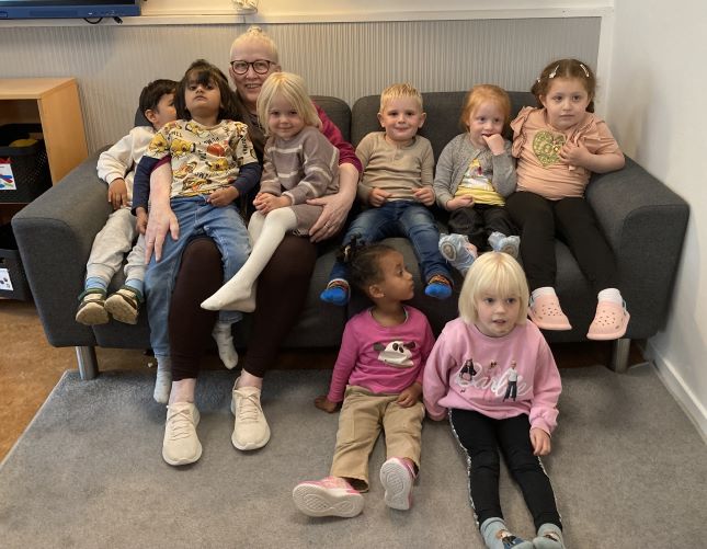 Birgitte i sofaen med børn anno 2025