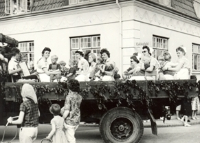 Indvielsen af Børnedaghjemmet - blomsterpyntet lastbil med børn og personale på ladet