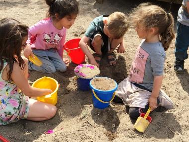 Børn leger i sandkassen